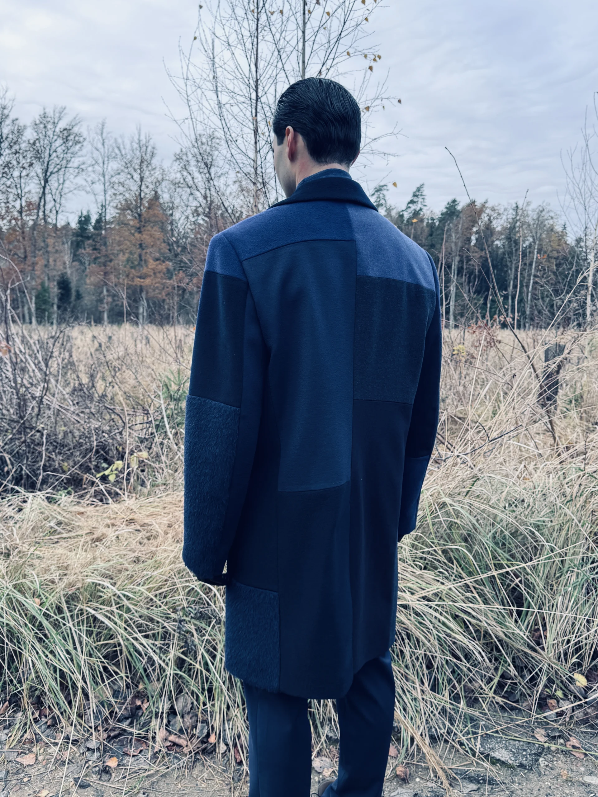 Tvarus mėlynų atspalvių vyriškas paltas, tvarus paltas, vyriškas paltas, mėlynų atspalvių paltas, modernus paltas