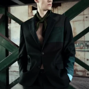 Tvaraus dizaino vyriškas kostiumas, vyriškas kostiumas, originalus kostiumas, tvarus kostiumas, žalių atspalvių kostiumas