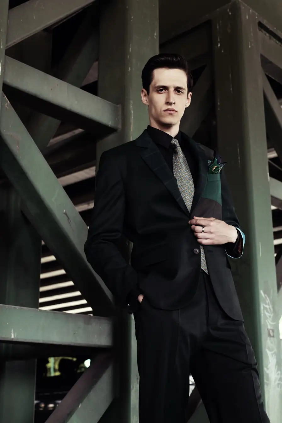 Tvaraus dizaino vyriškas kostiumas, vyriškas kostiumas, originalus kostiumas, tvarus kostiumas, žalių atspalvių kostiumas
