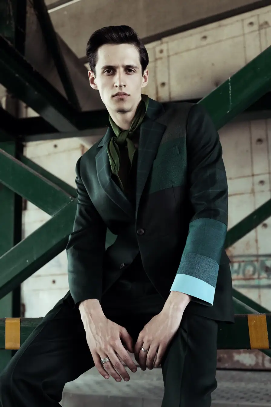 Tvaraus dizaino vyriškas kostiumas, vyriškas kostiumas, originalus kostiumas, tvarus kostiumas, žalių atspalvių kostiumas