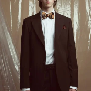 Klasikinis vyriškas rudas kostiumas