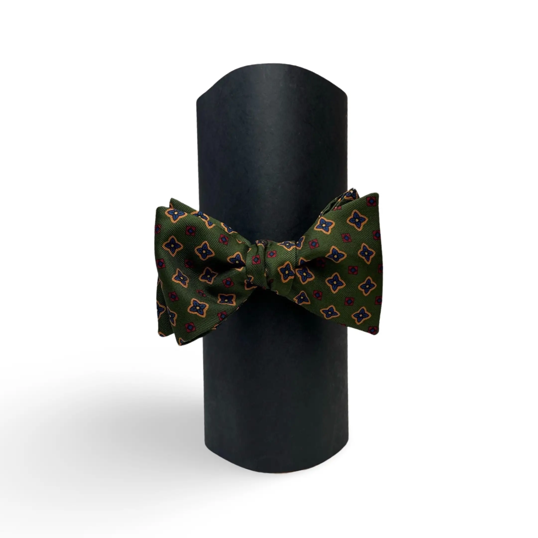 tamsiai zalia surisama varlyte