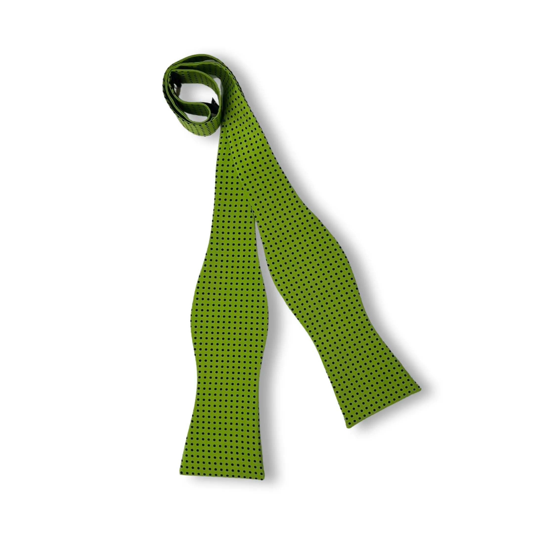 tai dominuojantis ir įsimintinas ansamblio akcentas. Žalia varlytė visada atkreips dėmesį ir privers aplinkinius į jus pažiūrėti įdėmiau. Žalia varlytė derės prie mėlynų, juodų, pilkų, rudų ir kitokių atspalvių kostiumų. Užrišama varlytė suteikia papildomo žavesio, mazgas atrodo gyvas, žaismingas ir įdomus, varlytės forma natūrali nesuplota ar suspausta (kaip nerišamų variantų). Žalia šilkinė varlytė suteikia papildomo žavesio, nes mazgas atrodo gyvas, žaismingas ir įdomus, varlytės forma natūrali nesuplota ar suspausta (kaip nerišamų variantų). Žalia spalva tai pat dažnai siejama su gamta, augalais ir augimo procesais.