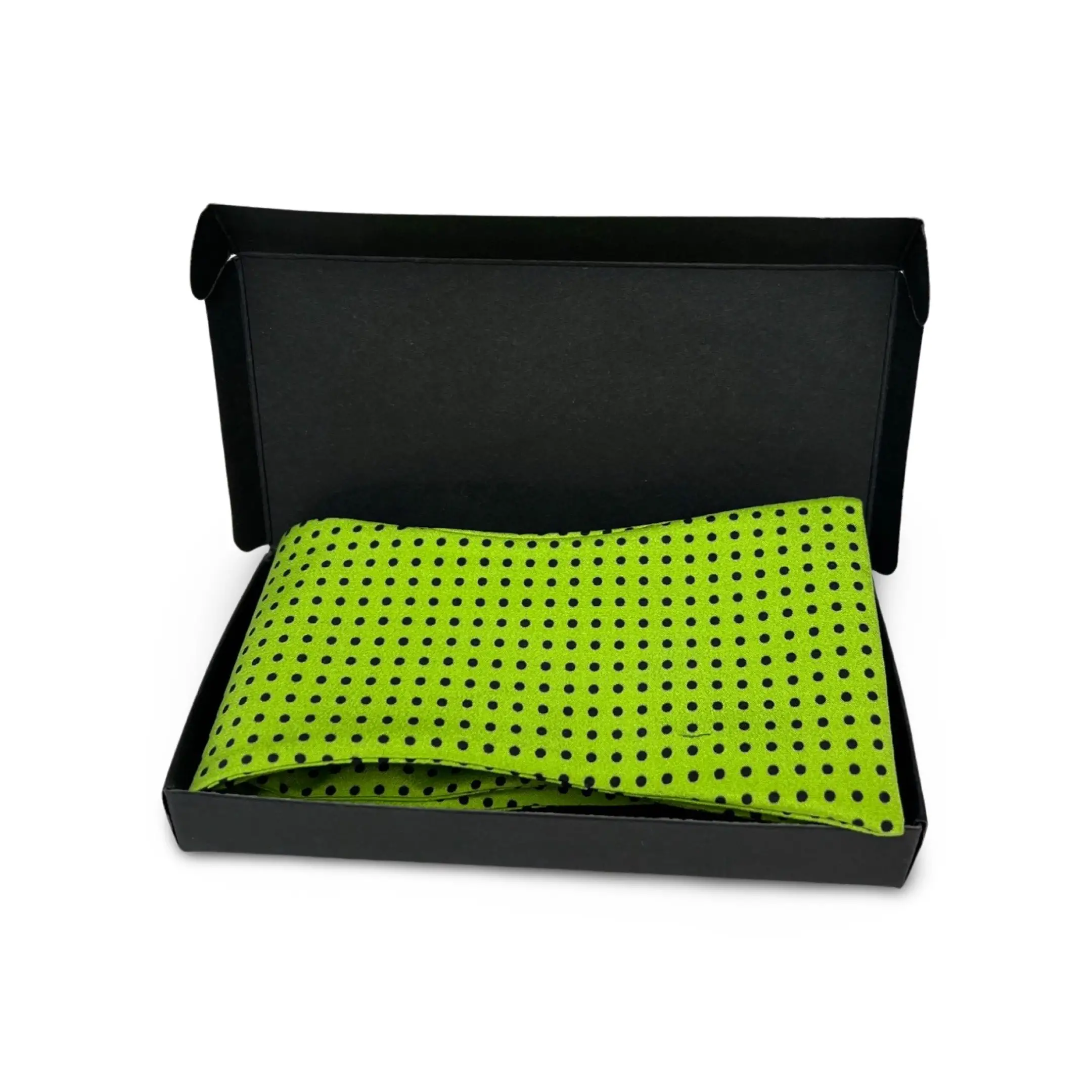 tai dominuojantis ir įsimintinas ansamblio akcentas. Žalia varlytė visada atkreips dėmesį ir privers aplinkinius į jus pažiūrėti įdėmiau. Žalia varlytė derės prie mėlynų, juodų, pilkų, rudų ir kitokių atspalvių kostiumų. Užrišama varlytė suteikia papildomo žavesio, mazgas atrodo gyvas, žaismingas ir įdomus, varlytės forma natūrali nesuplota ar suspausta (kaip nerišamų variantų). Žalia šilkinė varlytė suteikia papildomo žavesio, nes mazgas atrodo gyvas, žaismingas ir įdomus, varlytės forma natūrali nesuplota ar suspausta (kaip nerišamų variantų). Žalia spalva tai pat dažnai siejama su gamta, augalais ir augimo procesais.